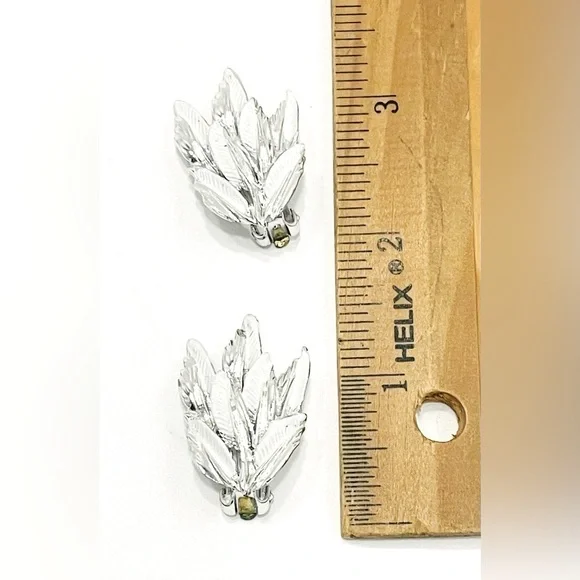 3/$18 Vintage Silver & White Leaves Clip-on Earrings Feathers Wings Leaf - Picture 3 of 3